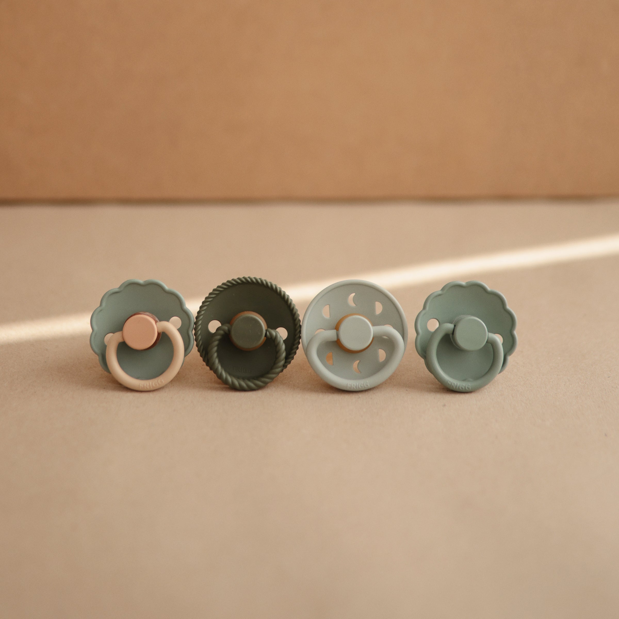 Image of FRIGG Daisy Natural Rubber Pacifier 2-Pack