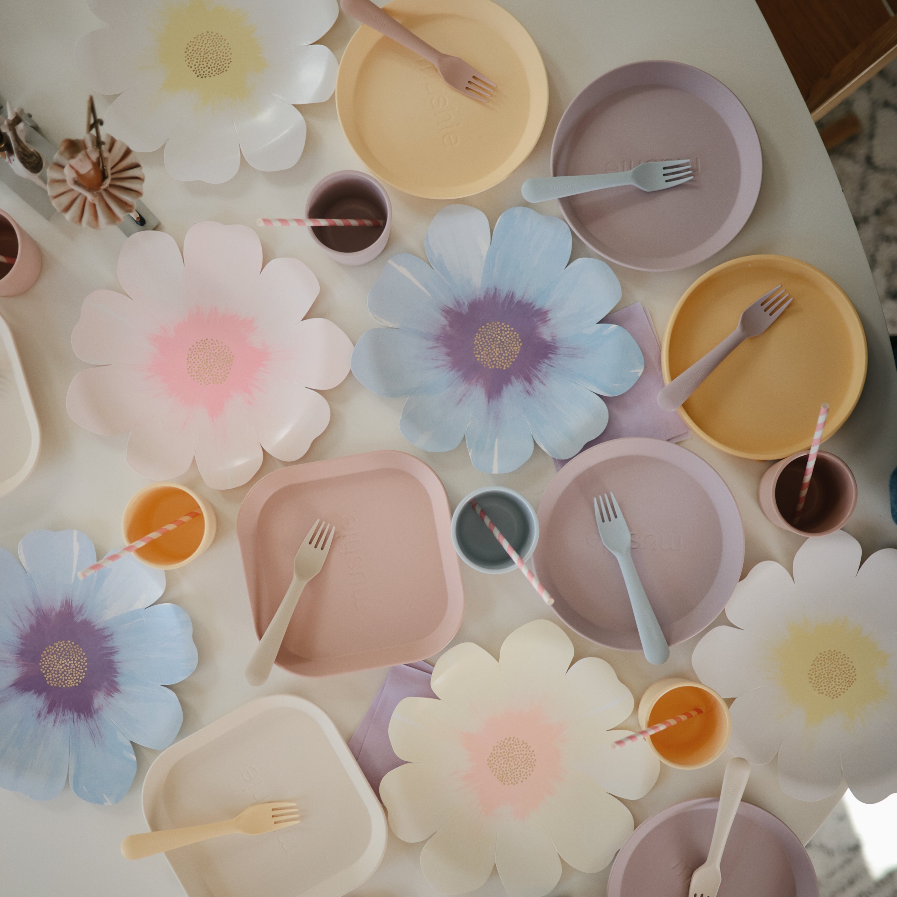 Image of Round Dinnerware Plates, Set of 2