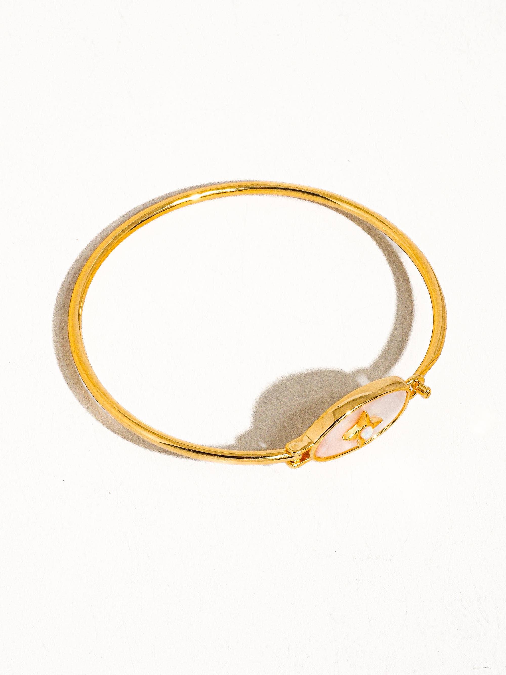 Image of Aileen 18K Gold Vintage Star Shell Bangle