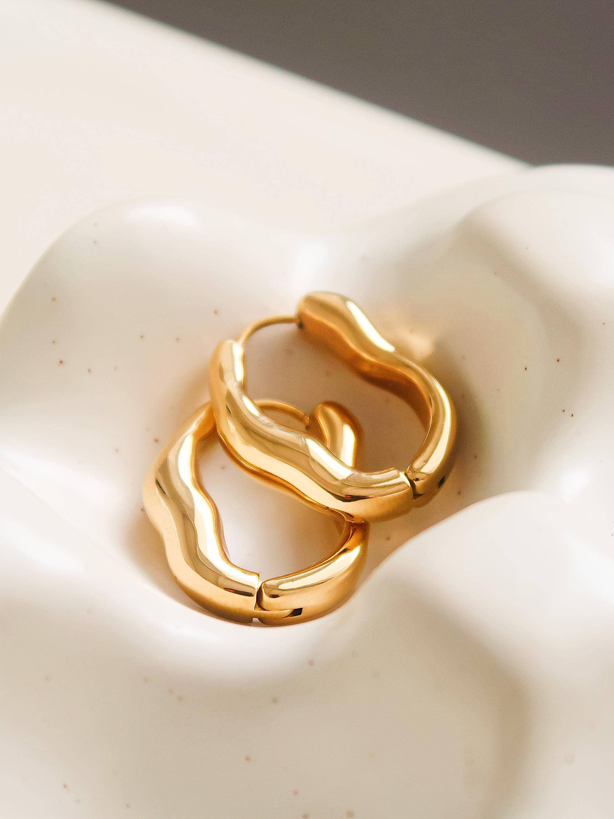 Image of Flânerie by MAIQ - Darcy 18K Gold Non-Tarnish Oval Hoop Earring