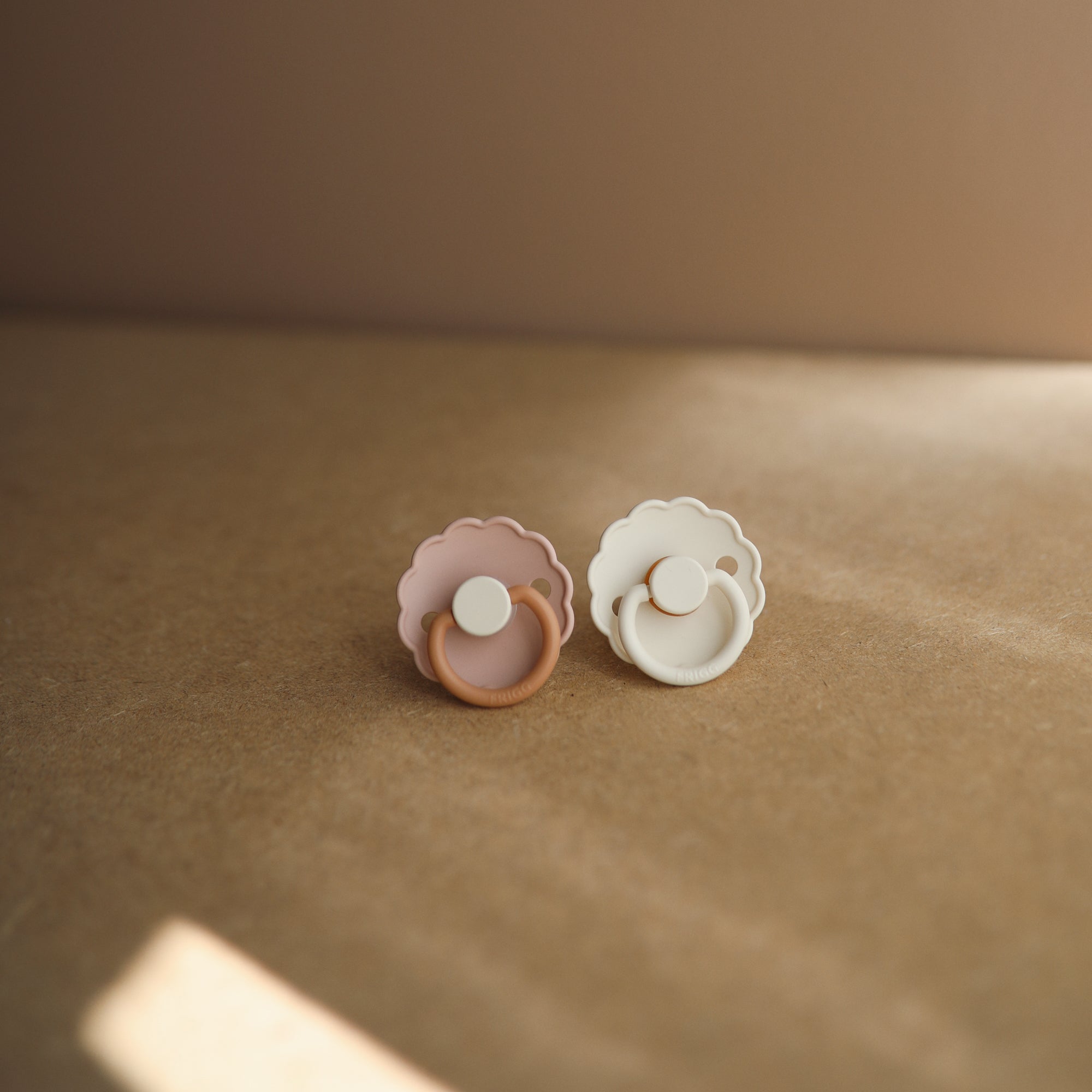 Image of FRIGG Daisy Natural Rubber Pacifier 2-Pack