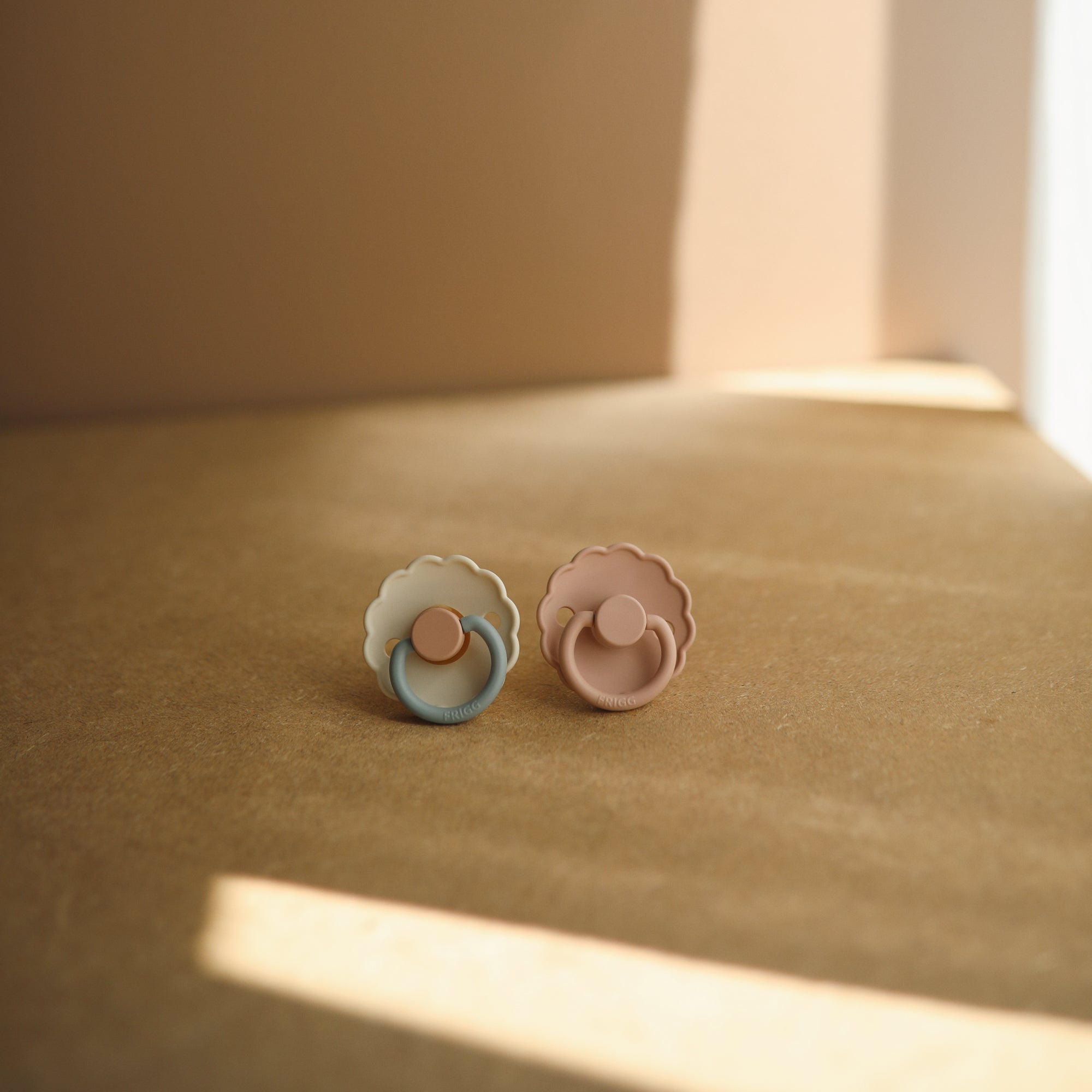 Image of FRIGG Daisy Natural Rubber Pacifier 2-Pack