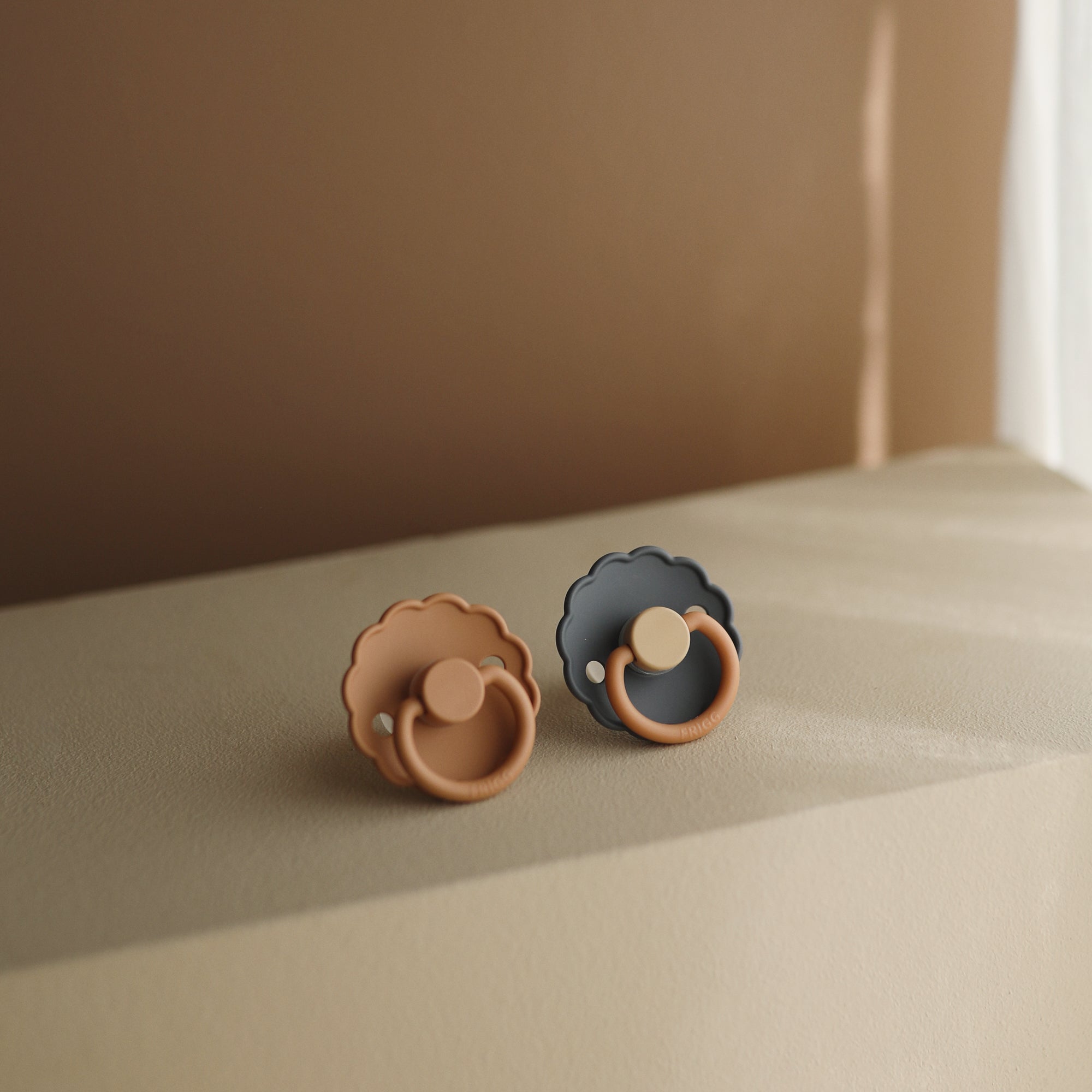 Image of FRIGG Daisy Natural Rubber Pacifier 2-Pack