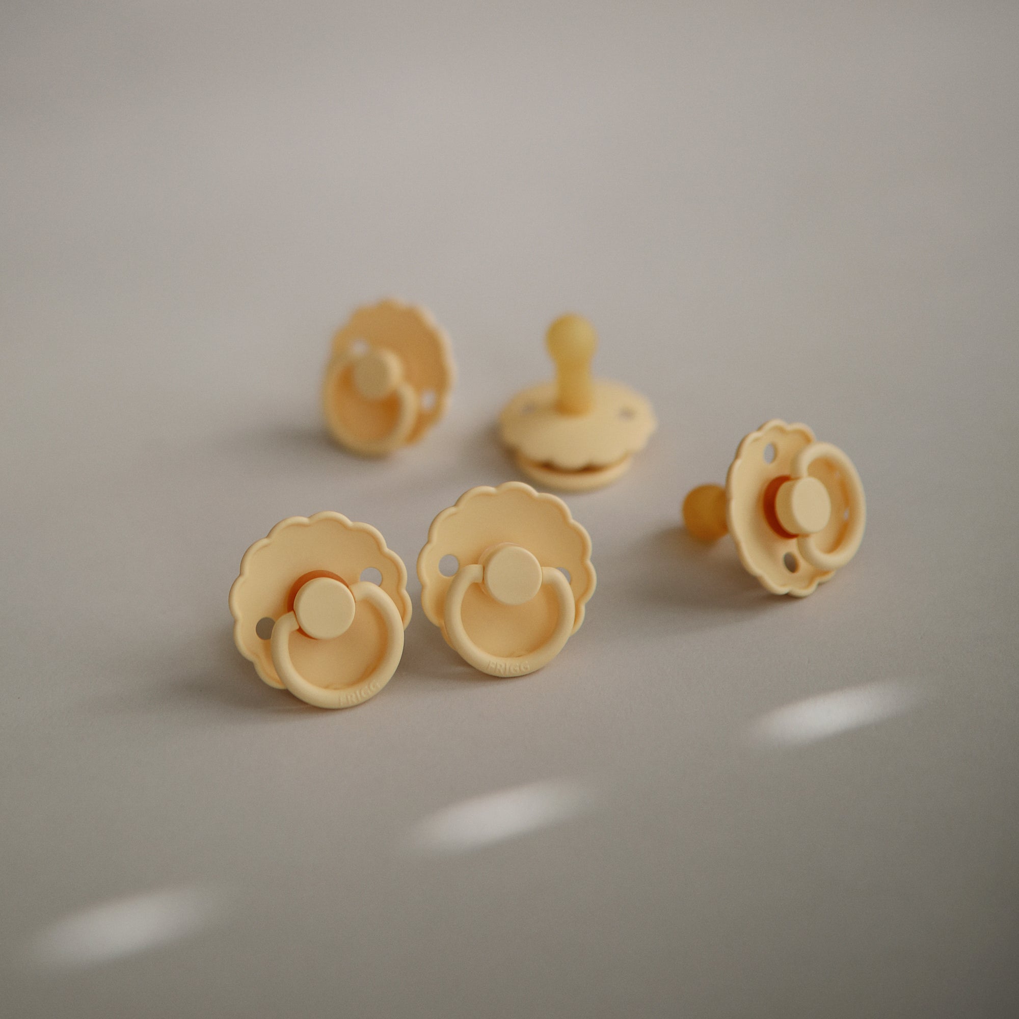 Image of FRIGG Daisy Natural Rubber Pacifier 2-Pack