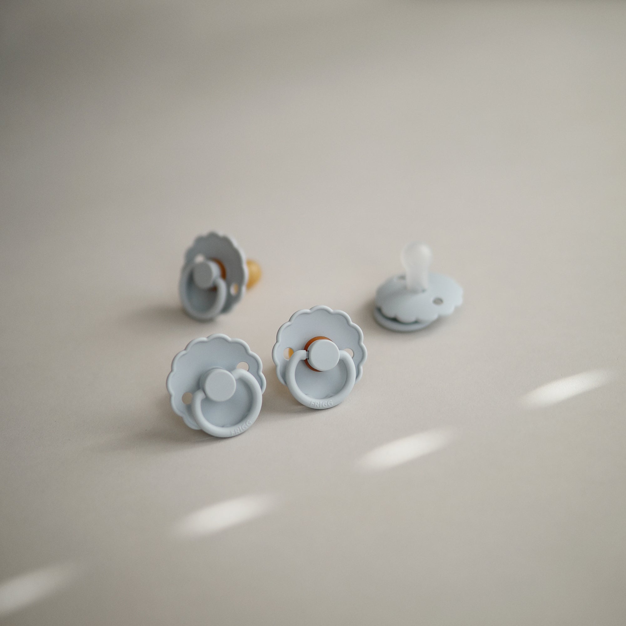 Image of FRIGG Daisy Natural Rubber Pacifier 2-Pack