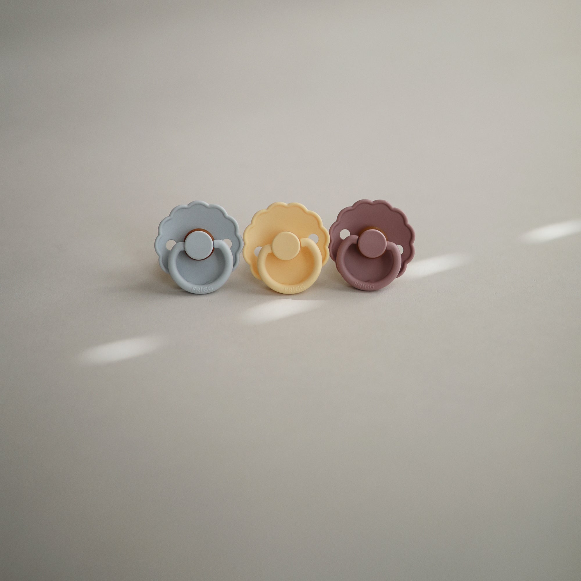 Image of FRIGG Daisy Natural Rubber Pacifier 2-Pack