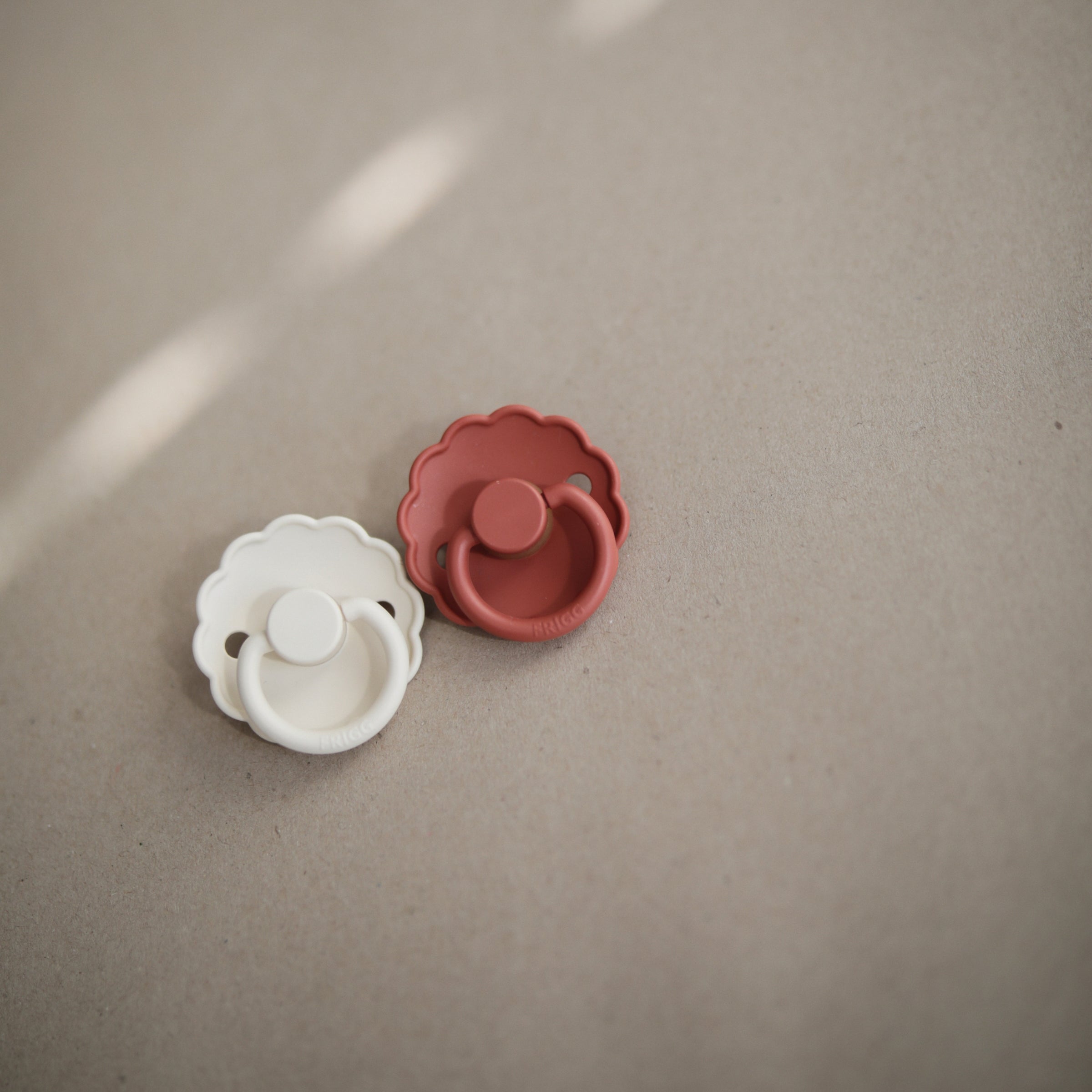 Image of FRIGG Daisy Natural Rubber Pacifier 2-Pack