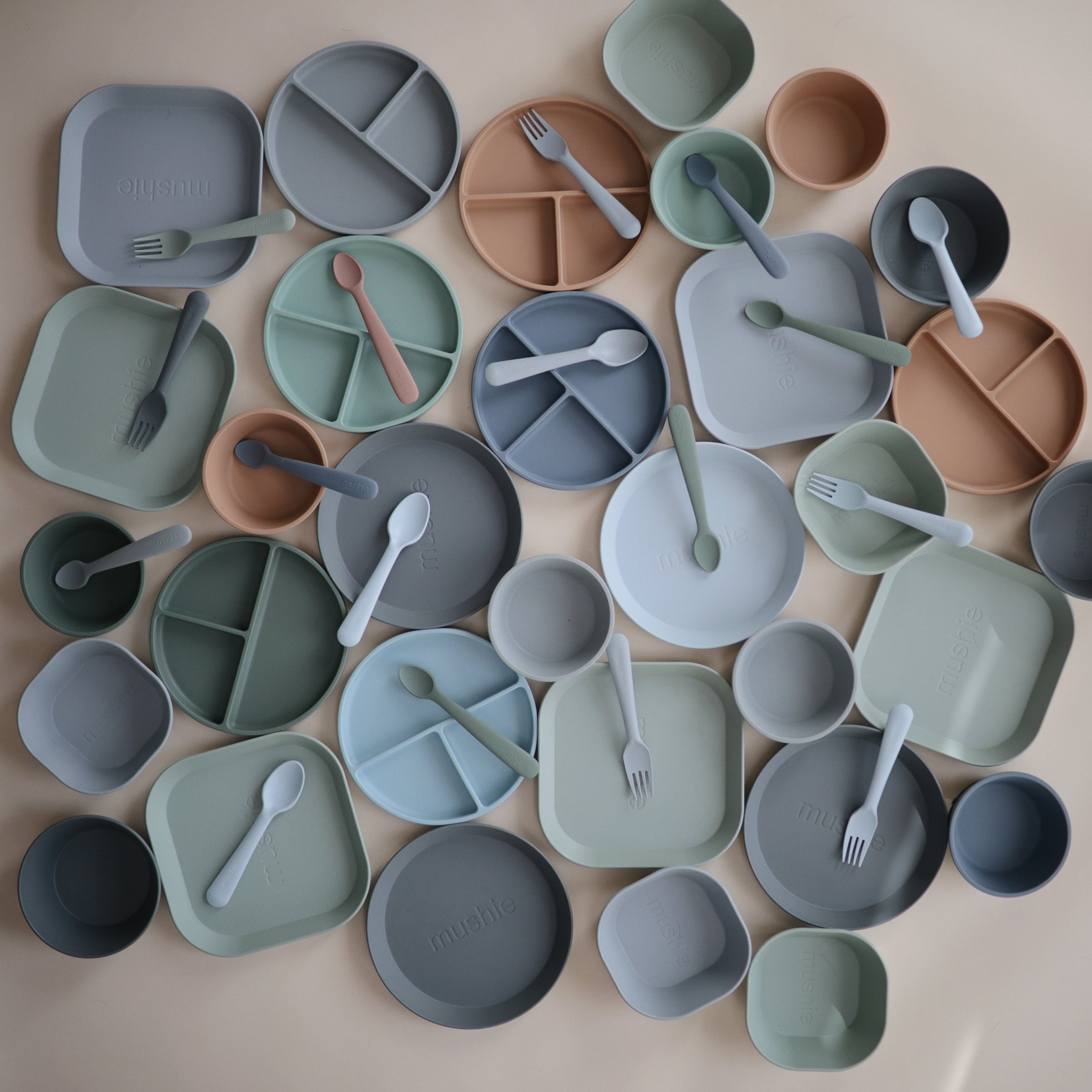 Image of Round Dinnerware Plates, Set of 2