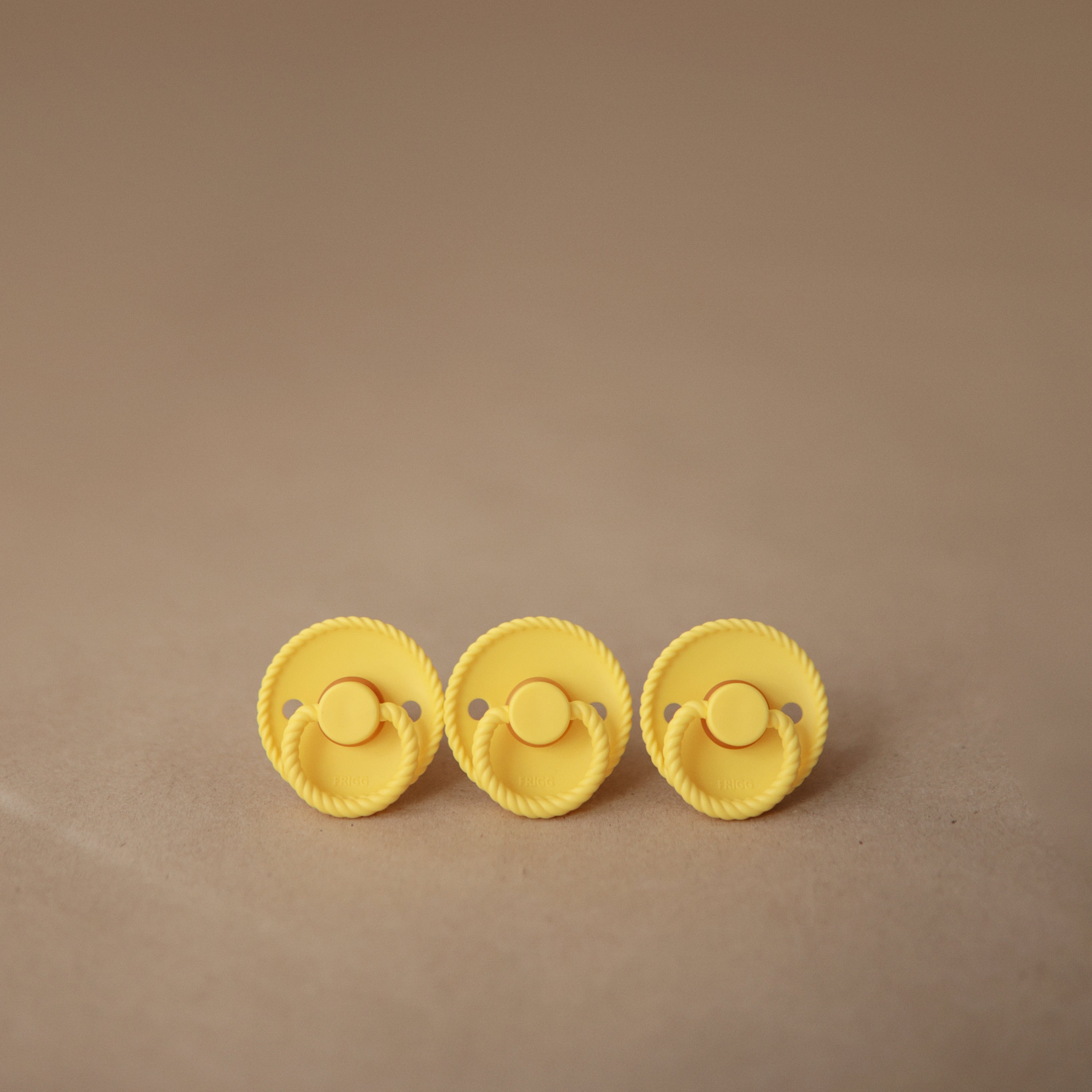 Image of FRIGG Rope/Daisy Natural Rubber Pacifier (Sunflower/Fuchsia) 2-Pack (6-18 Months)