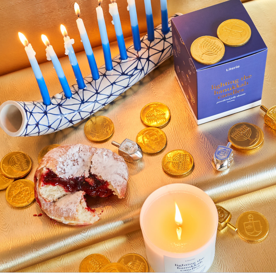 Image of Literie - Lighting the Hanukkah Candles