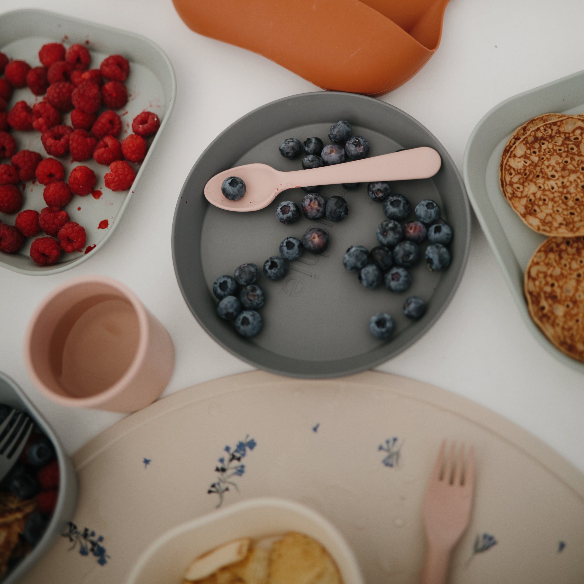 Image of Round Dinnerware Plates, Set of 2