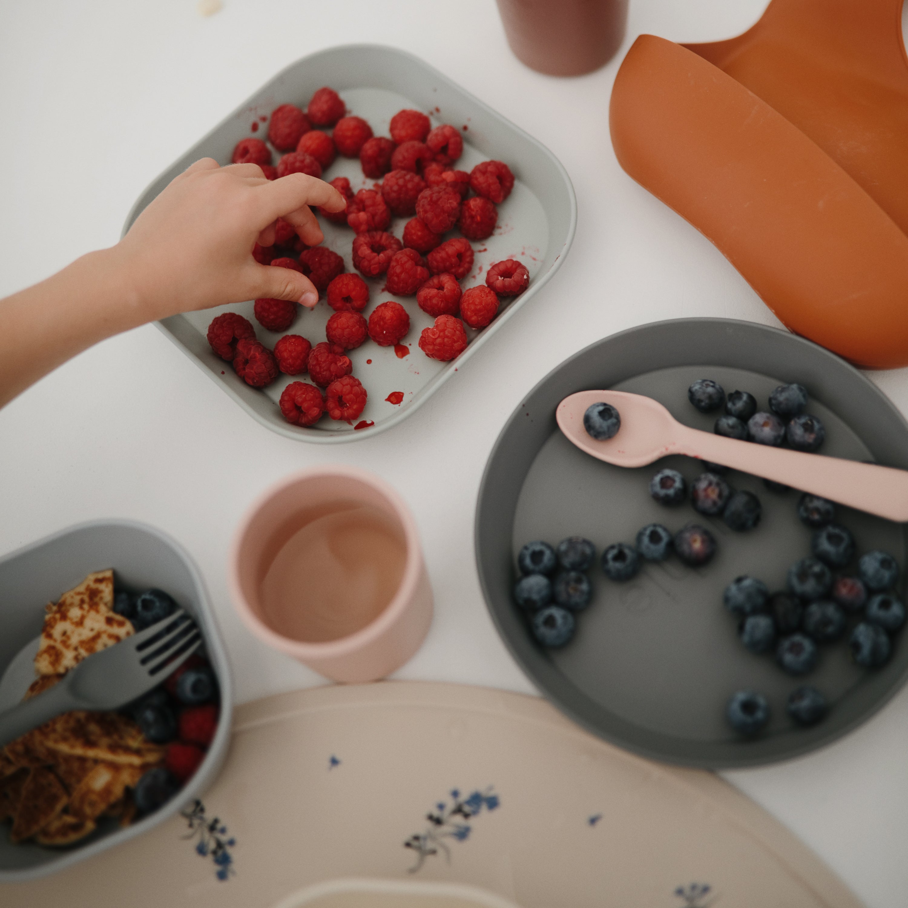 Image of Round Dinnerware Plates, Set of 2