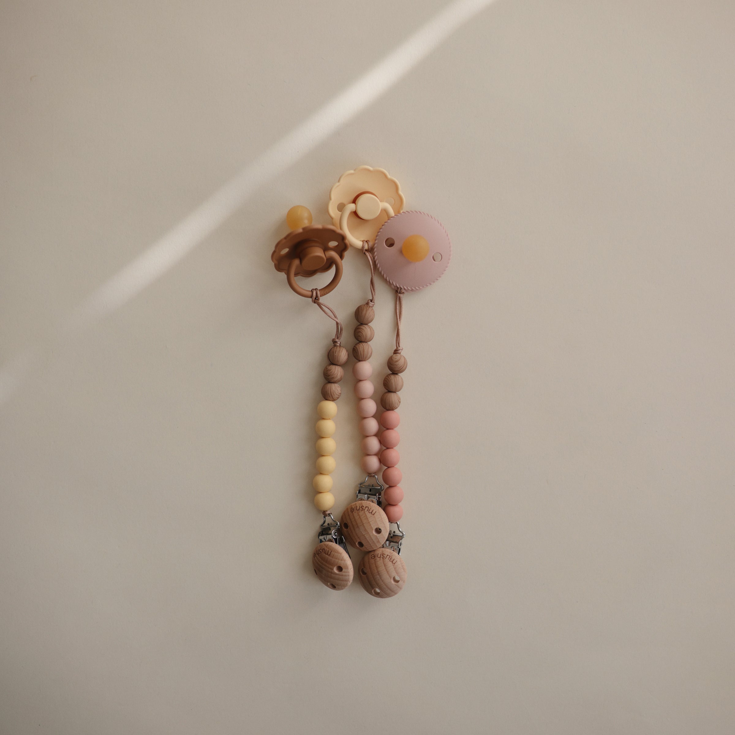 Image of FRIGG Daisy Natural Rubber Pacifier 2-Pack