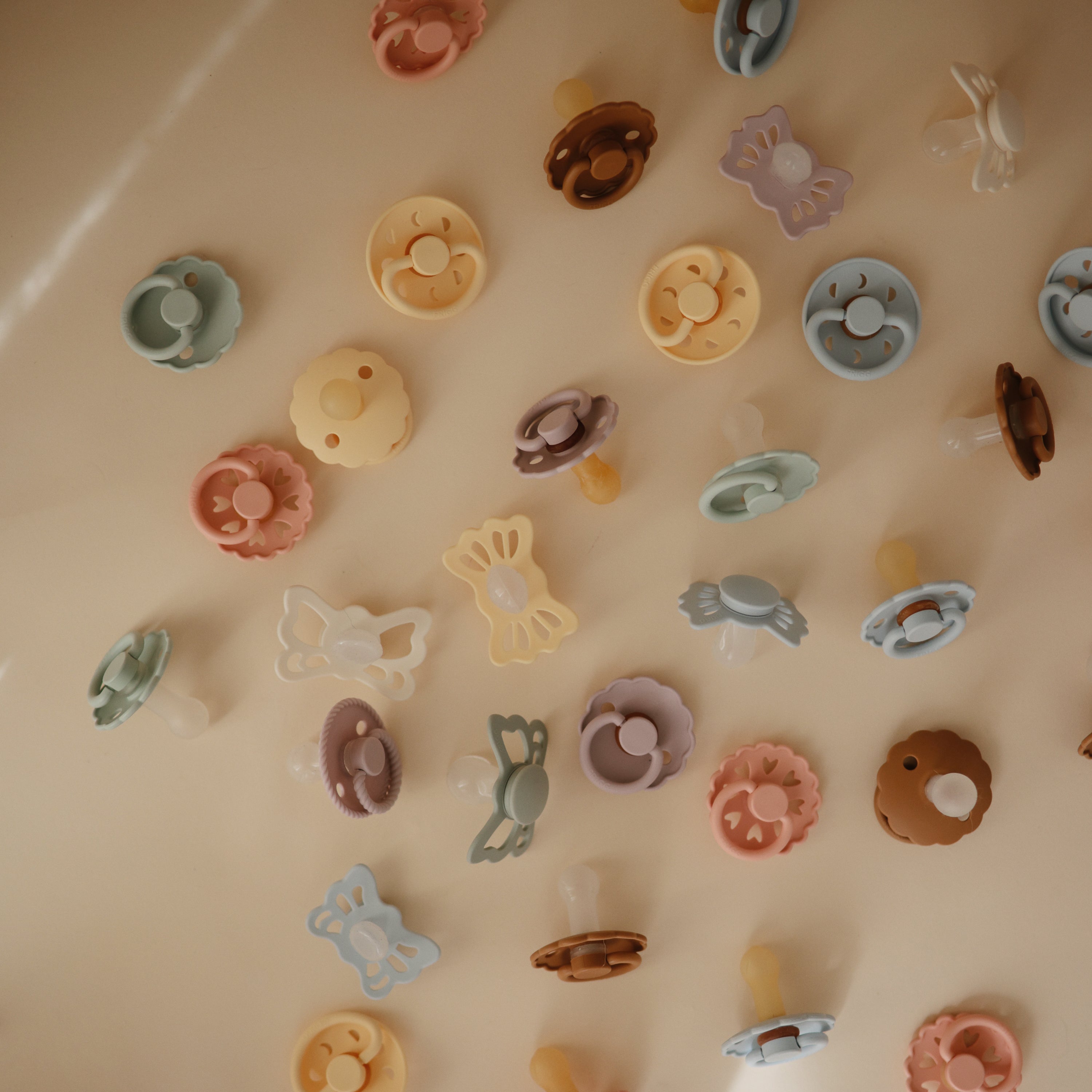 Image of FRIGG Daisy Natural Rubber Pacifier 2-Pack