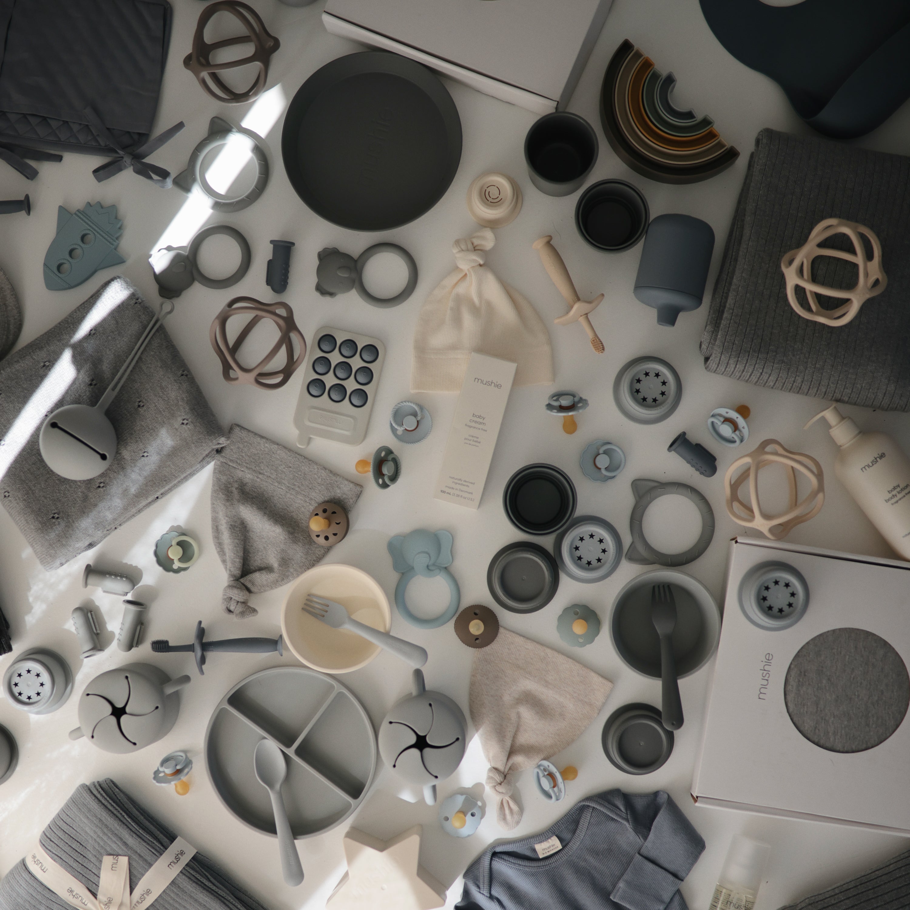 Image of Round Dinnerware Plates, Set of 2