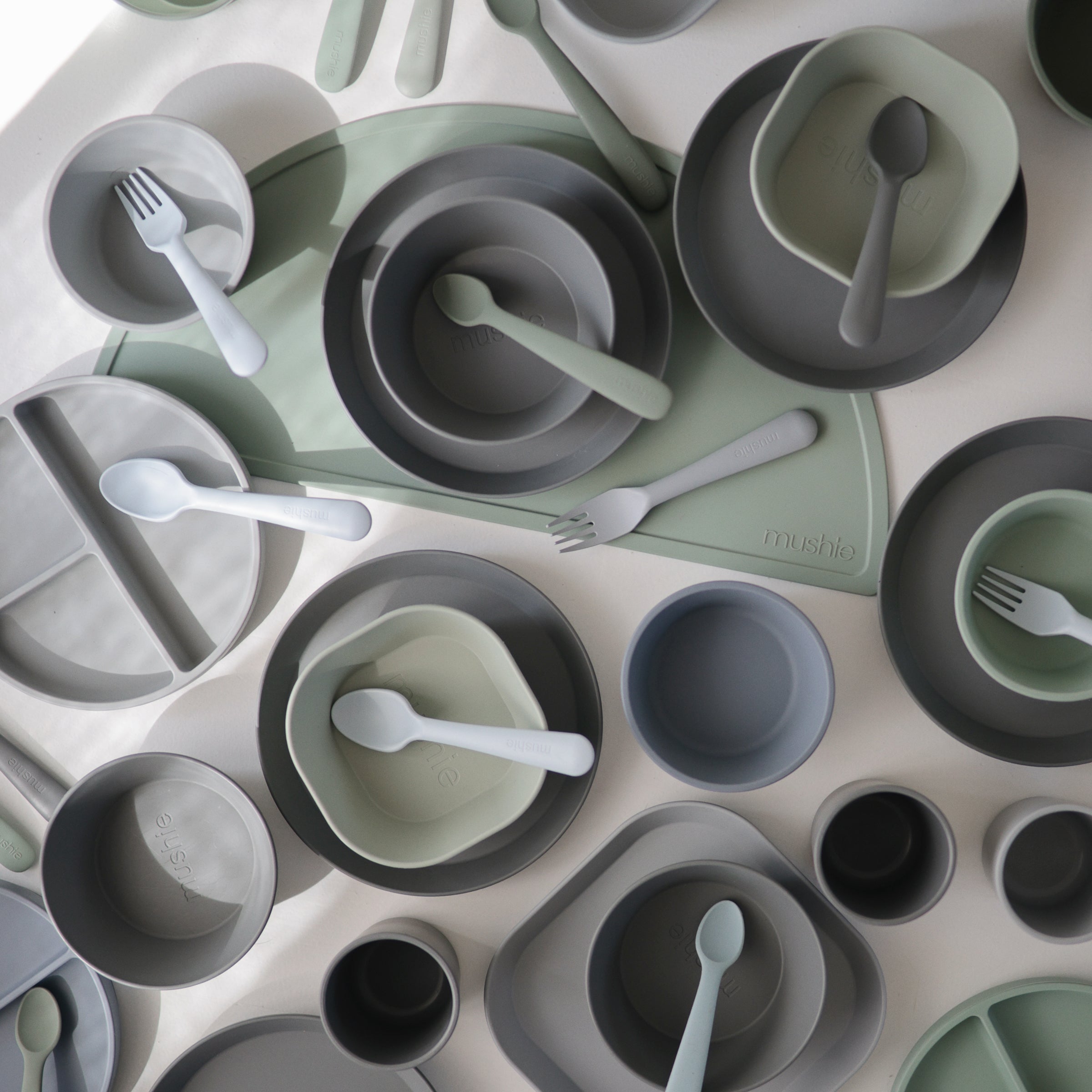 Image of Round Dinnerware Plates, Set of 2